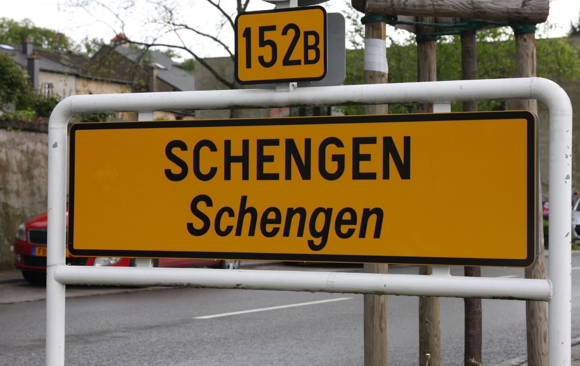 Schengen border sign representing the Schengen Area 90/180-day travel rule for Europe